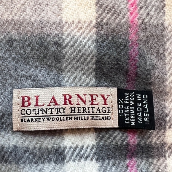 Scarf Blarney Country Heritage Woolen Mills Ireland Merino Wool Plaid Gray Pink - Picture 2 of 4